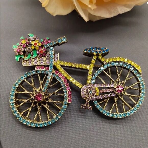 🚲 Betsey Johnson NEW multicolored sparkling crystal bicycle brooch 🚲 - Picture 4 of 5